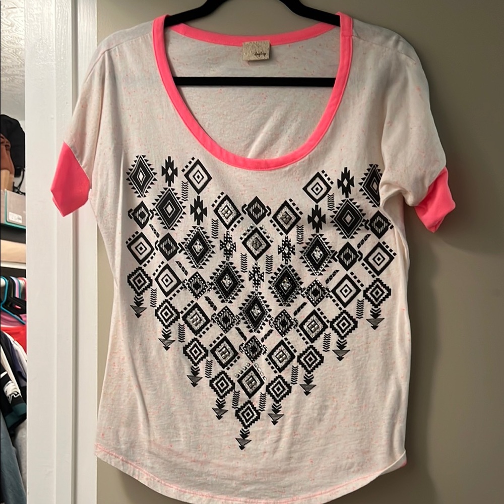 Daytrip Graphic Short Sleeve Tee in White and Cream